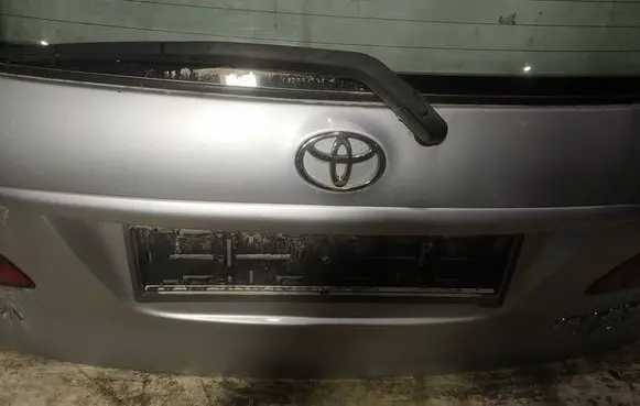 Toyota Avensis Verso Trunk door license plate light bar 