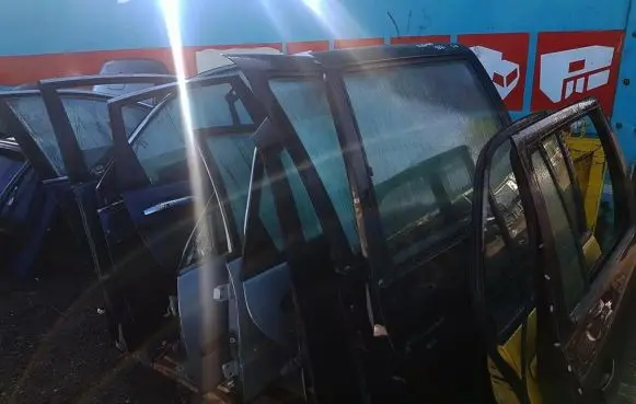 Mitsubishi Lancer Rear door geltonos