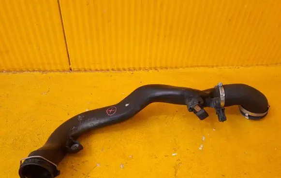 Volkswagen Tiguan Intercooler hose/pipe 1K0145770R