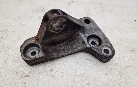 Volkswagen Transporter - Caravelle T5 Engine mounting bracket 7H0199207B