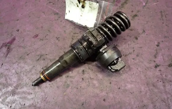 Audi A4 S4 B6 8E 8H Fuel injector 