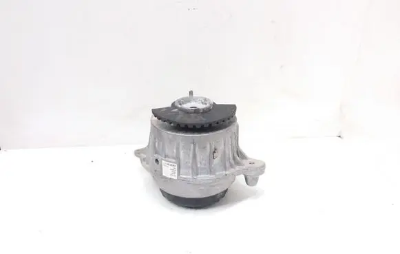 Mercedes-Benz C W205 Engine mount bracket A2052406517