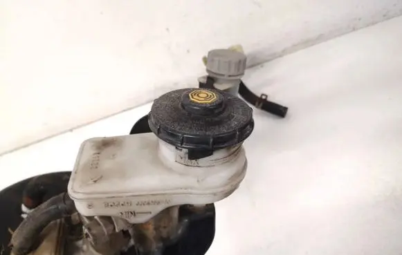 Brake fluid reservoir