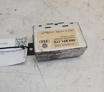 Audi A8 S8 D2 4D Alarm control unit/module 4D0951173