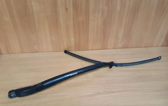Volkswagen Touareg I Front wiper blade arm 7L6955407
