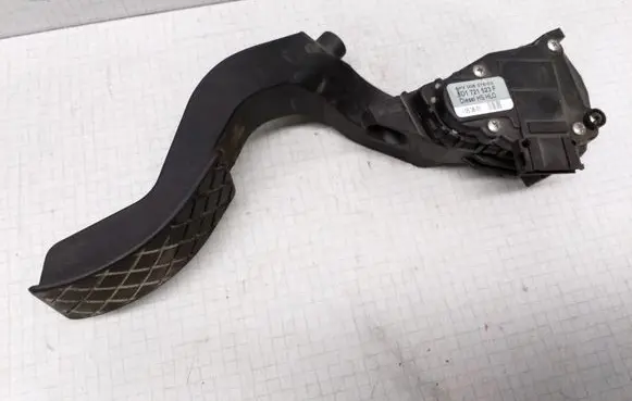Volkswagen PASSAT B5.5 Accelerator throttle pedal 6PV00837603 8D1721523F