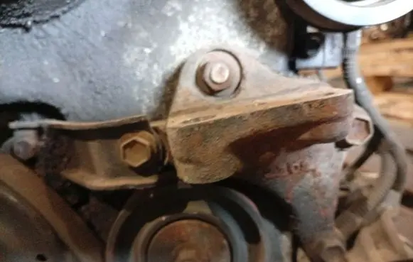 Toyota Yaris Engine mounting bracket