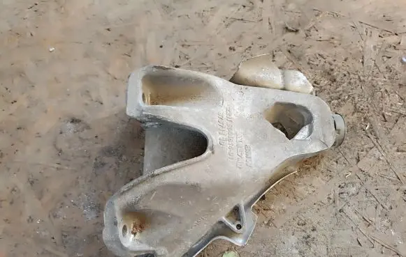 BMW X5 F15 Engine mounting bracket 6864614