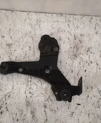 Volvo V70 Air filter cleaner box bracket assembly 30638575