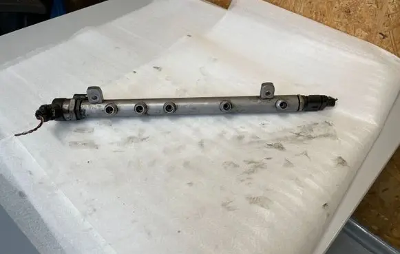 Mercedes-Benz E W211 Fuel main line pipe A6400702095