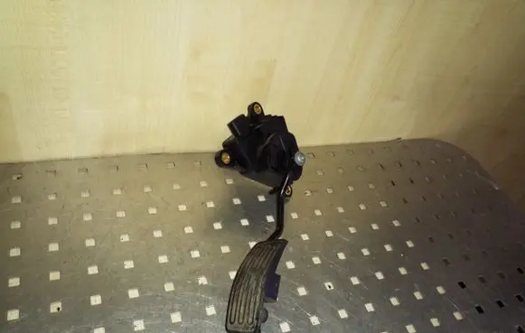 Nissan Qashqai Accelerator throttle pedal