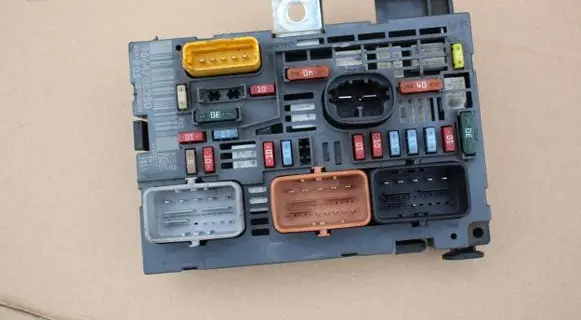 Peugeot 308 Fuse module 9664706280