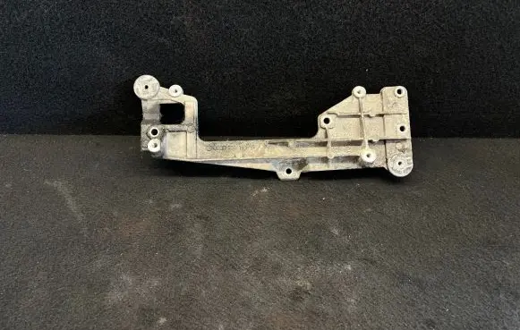 Volkswagen Touran I Engine mounting bracket 03G131159