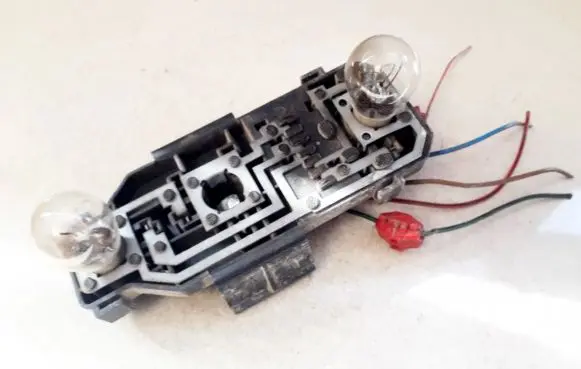 Volkswagen Golf III Tail light bulb cover holder