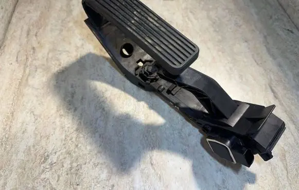Mercedes-Benz CLS C219 Accelerator throttle pedal