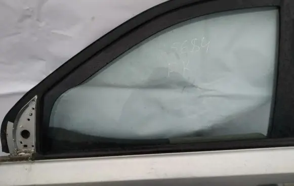 KIA Carnival Front door window glass four-door
