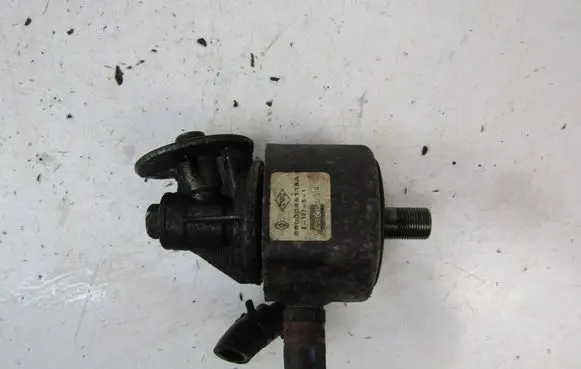 Renault Megane II Oil filter mounting bracket 