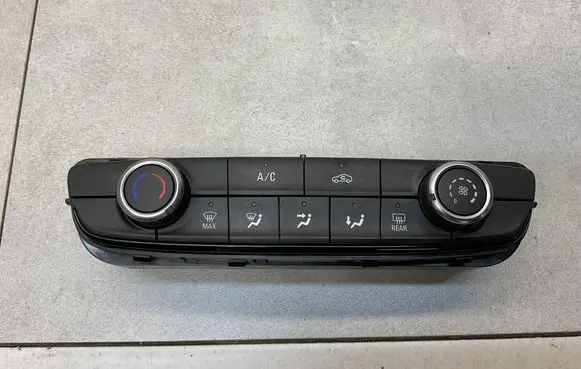 Opel Mokka B Climate control unit 9831885680