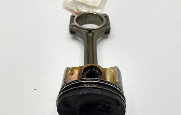 Renault Captur Piston with connecting rod 72L74