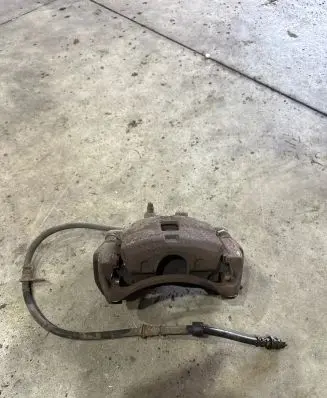 Mitsubishi L200 Front brake caliper 4605A201