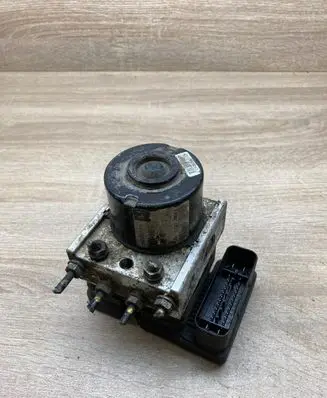 Volkswagen Golf V ABS Pump 1K0907379P 1K0614117H