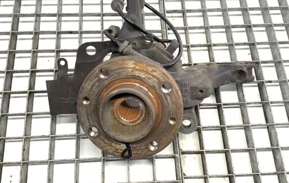 Renault Clio IV Front wheel hub spindle knuckle