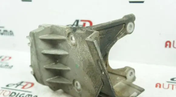 Audi A8 S8 D3 4E Engine mounting bracket 057130147R