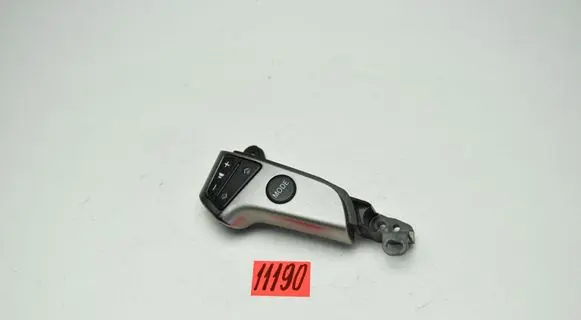 Toyota Avensis T250 Steering wheel buttons/switches 75B596