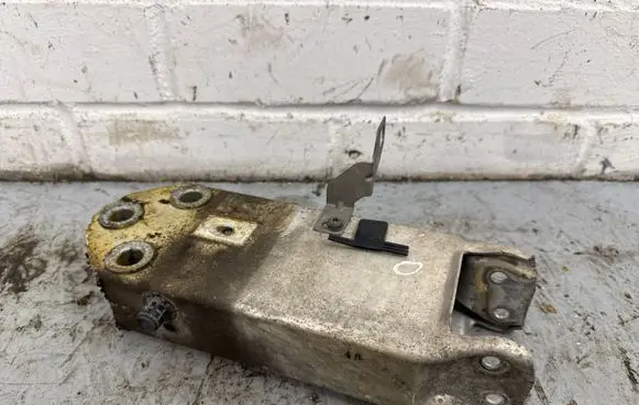 Radiator mount bracket