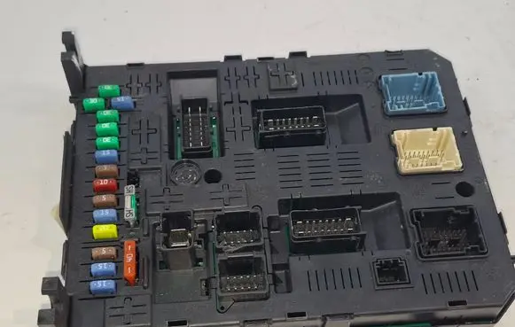Citroen C4 II Picasso Fuse module 966689538002 20977771 212453302