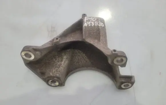 BMW 5 F10 F11 Engine mount bracket 6775914