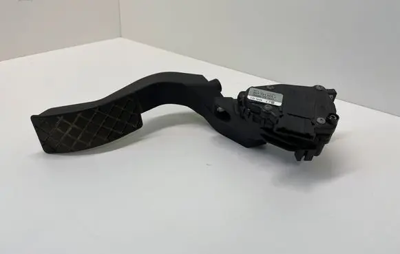 Accelerator throttle pedal