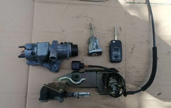 Volkswagen PASSAT B5.5 Ignition lock 4B0905851B