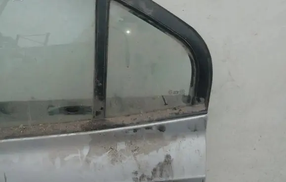 Rear vent window glass