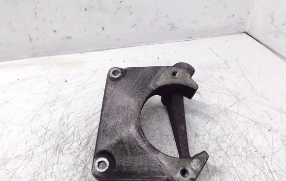 BMW 5 E60 E61 Engine mounting bracket 6761117