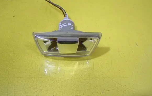 Opel Zafira B Front fender indicator light 13252455