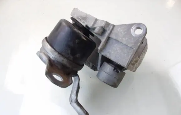 Volvo S60 Engine mount bracket 30671245 6G92-6F012-DD