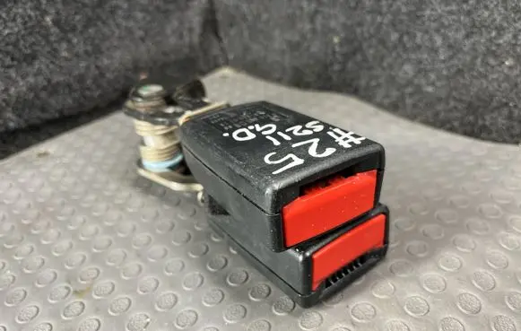 Mercedes-Benz E W211 Middle seatbelt buckle (rear) A2118600869