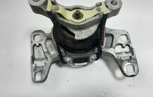 Volvo V40 Engine mount bracket 326F09