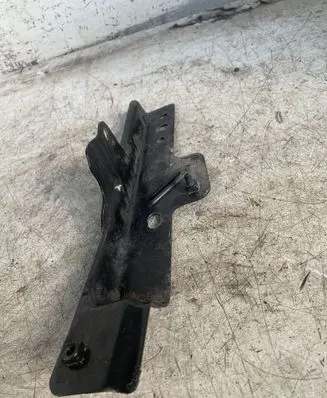 Audi Q7 4L Fender mounting bracket 4L0805697