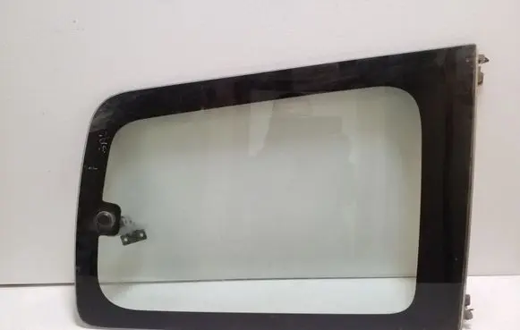 Mitsubishi Pajero Rear side window