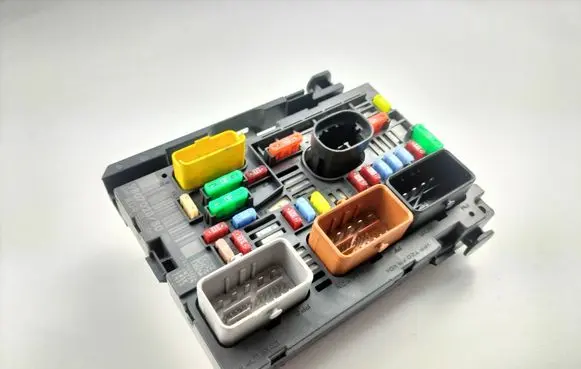 Peugeot Partner Fuse module 9807028780