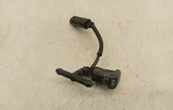BMW X3 E83 Windshield washer spray nozzle 61667110851