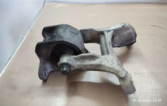 Honda Civic IX Engine mount bracket