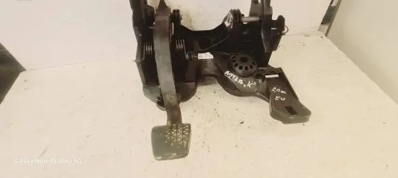 Opel Astra K Clutch pedal 39222118 A200123105119 118U