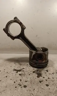 Nissan Navara D40 Piston with connecting rod