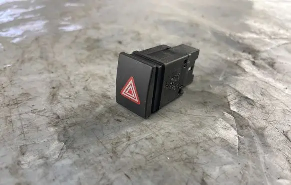 Volkswagen Polo IV 9N3 Hazard light switch 6Q0953235A