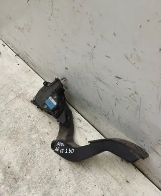 Accelerator throttle pedal