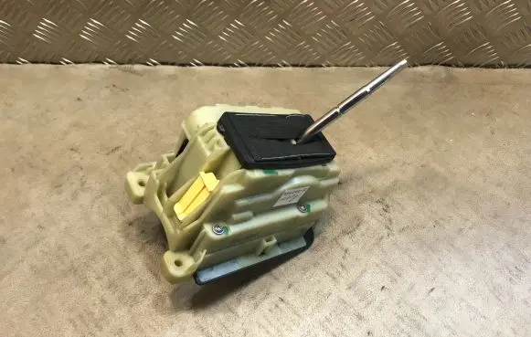 Mercedes-Benz C W204 Gear shifter/selector A2042677524