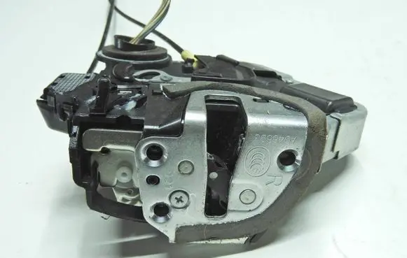 Toyota Urban Cruiser (XP110) Rear door lock 9L0102